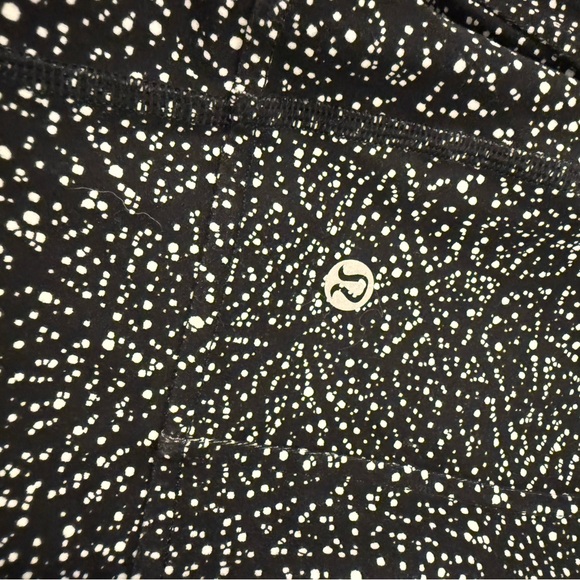 Lululemon Countour Night view white Black Patterned Jacket $118 MSRP - Picture 5 of 6